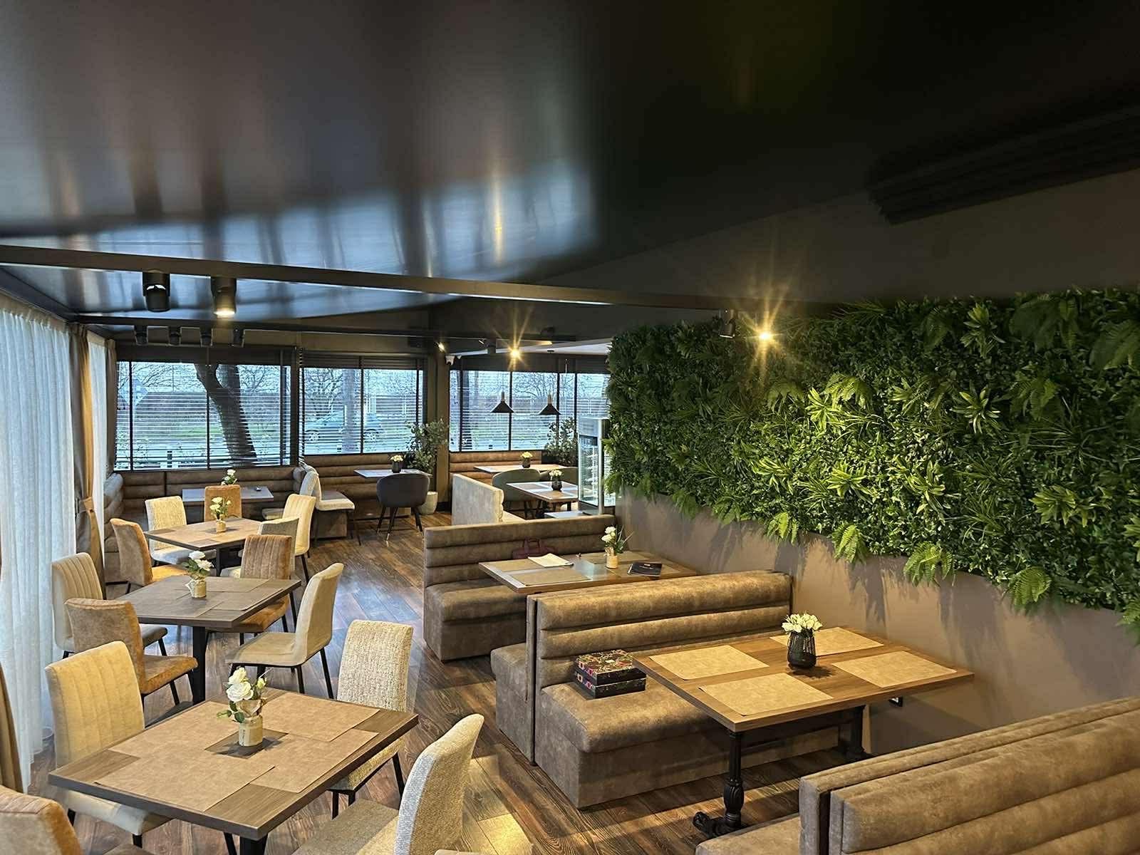 Интериор - зелена стена